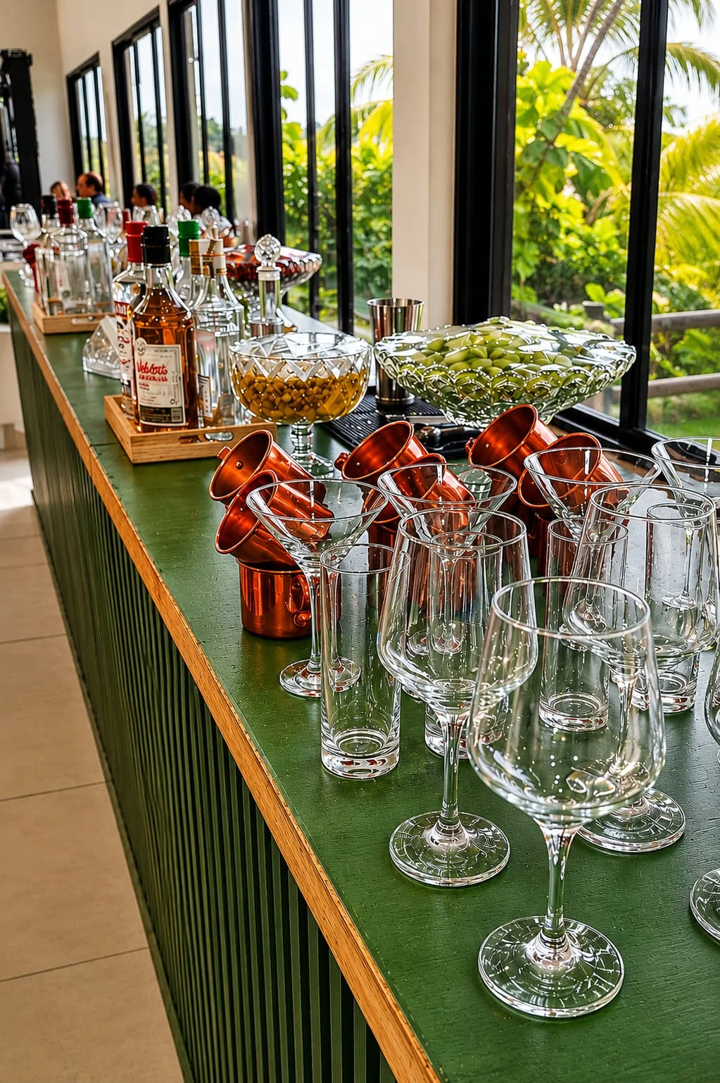 Bar montado com taças e utensílios para um evento
