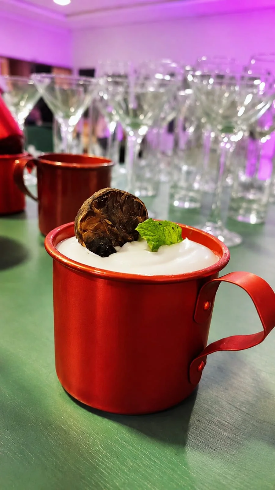 Drink com espuma, hortelã e cítrico desidratado