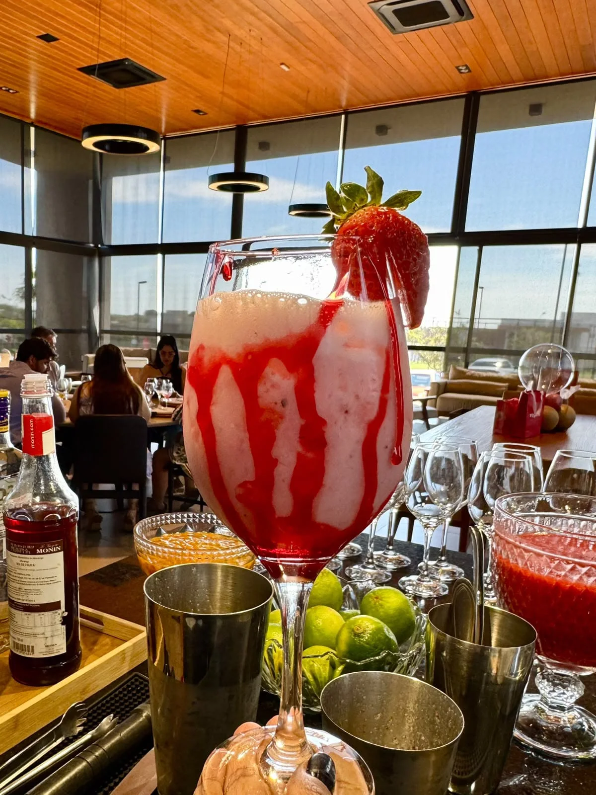 Drink com morango na borda da taça